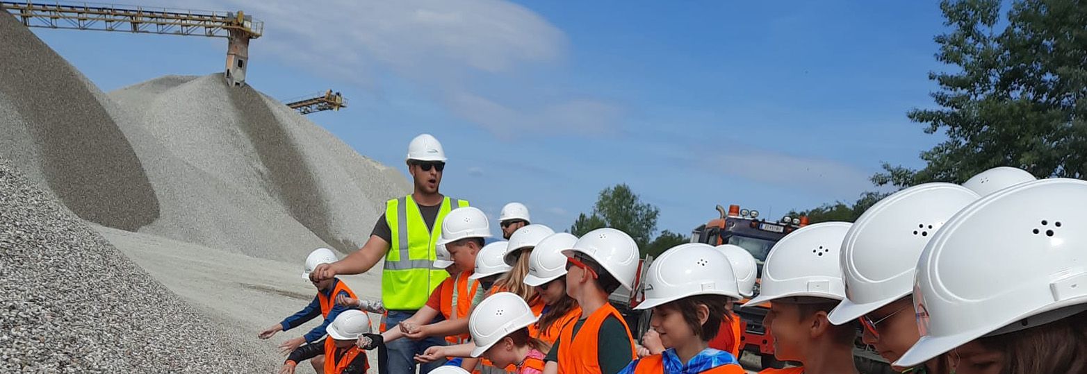 Schüler besuchen Kieswerk.jpg